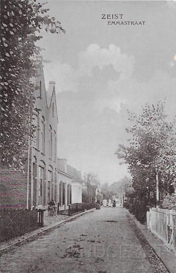 Centrum Zeist0001, Emmastraat. 1906.jpg - De Emmastraat gezien vanaf het Marktplein richting de Jagerlaan. Links 2 hoge panden waar in 1906 op nr. 35 (45) M. De Greeven, Cafehouder en nr. 37 (47) W. Jansen, Barbier was gevestigd. Bij de realisering van het bouwplan voor het gebied tussen de Emmastraat, de Torenlaan en de Weeshuislaan is een gedeelte van de Emmastraat tussen de Jagerlaan en de Weeshuislaan opgebroken. In verband hiermede is op 8 november 1982 de naam voor dit gedeelte ingetrokken. Op de plaats waar de straat bevond zijn nu de Promenade, de Markt en Belcour gerealiseerd. Opname van 1906.